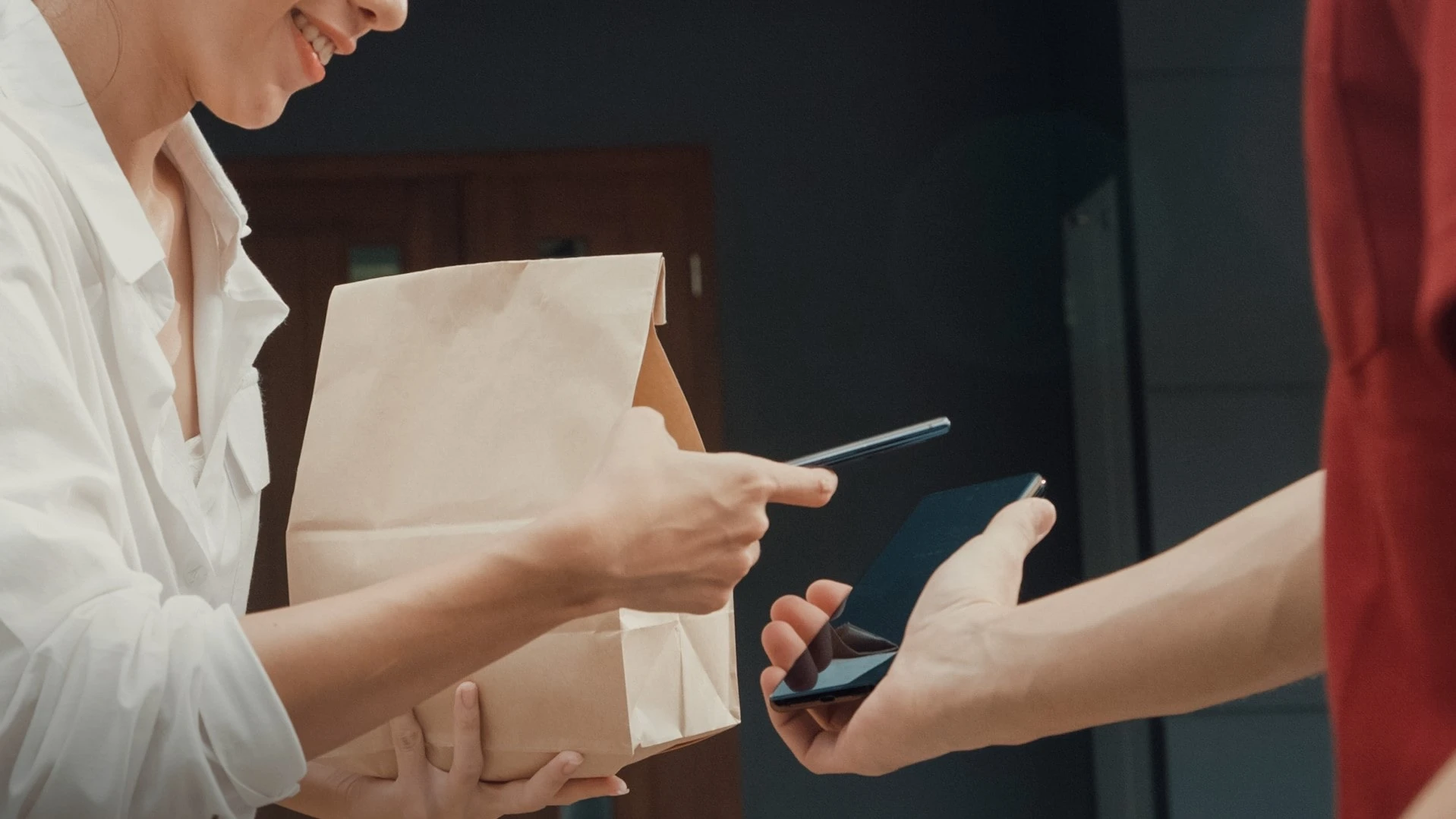 как оплатить услуги по QR-коду